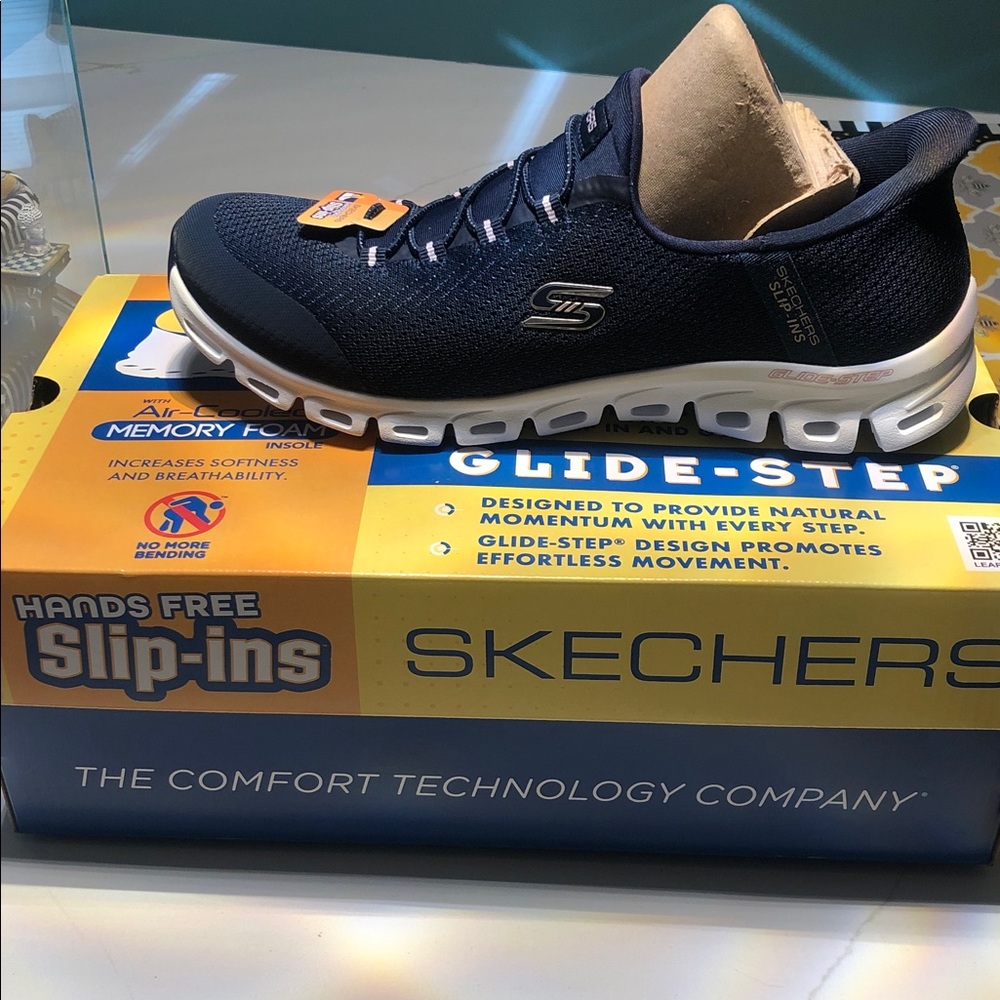 New In Box NIB Skechers Navy and White Hands-Free Slip-On Glide Step Sneaker